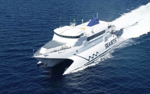Seajets Naxos jet at sea.
