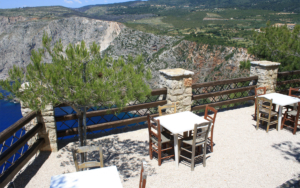 Α restaurant in Zakynthos overlooking the sea