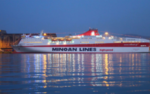 Minoan Lines το βράδυ στο λιμάνι