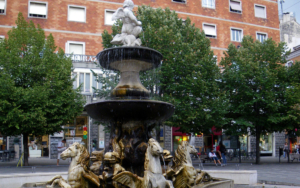 One large fountain in Piazza Roma, Ancona