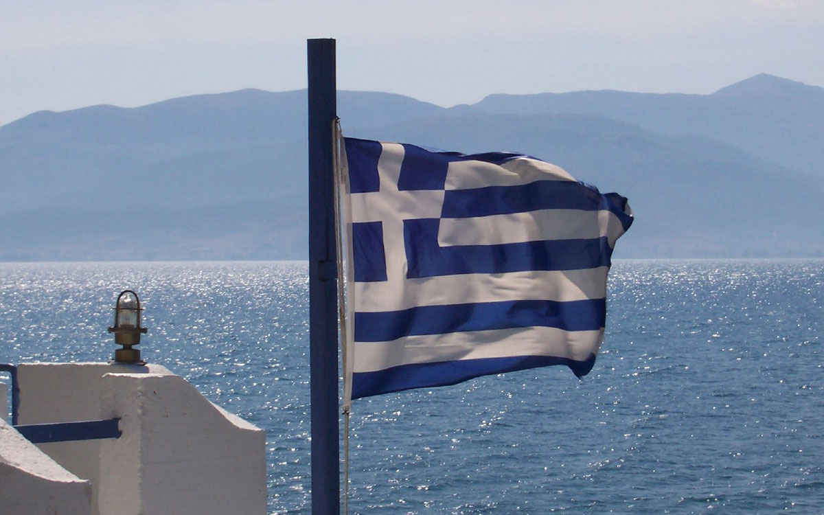 Η ελληνική σημαία στην Ερμιόνη