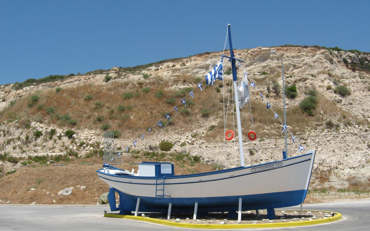 Μια βάρκα στο Πυθαγόρειο της Σάμου