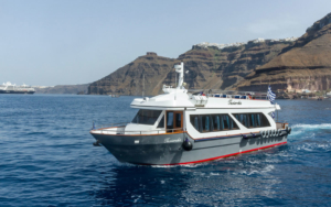 Maistros Santorini at sea