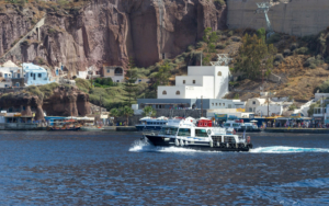 Το Maistros Santorini φτάνει στο λιμάνι
