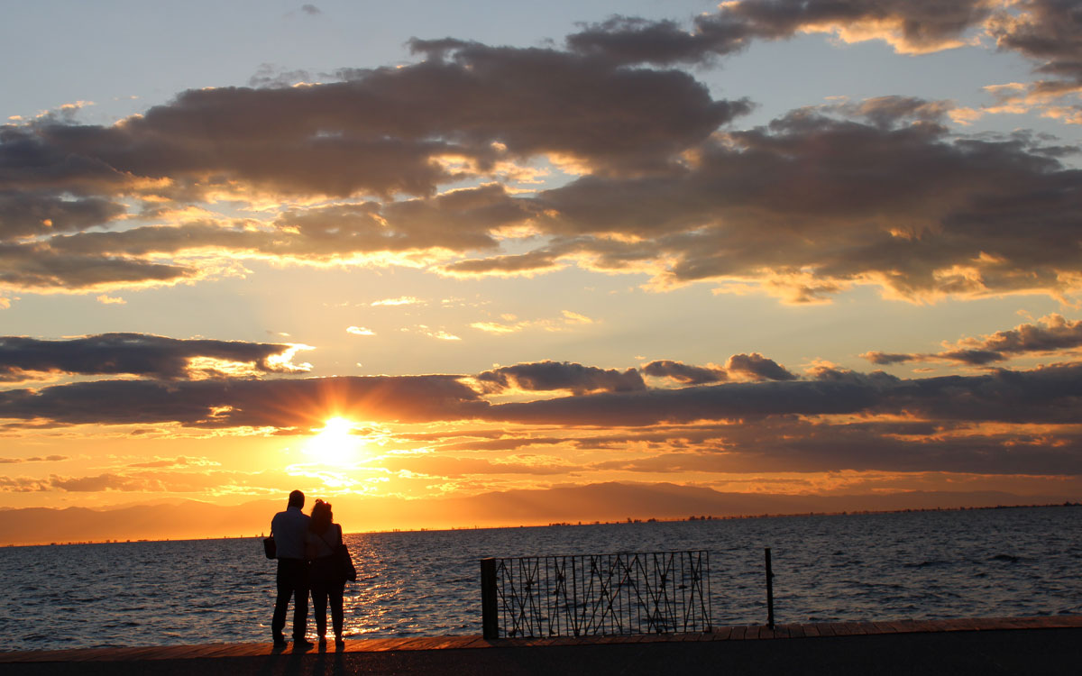 Ένα ζευγάρι βλέπει το ηλιοβασίλεμα στη Θεσσαλονίκη